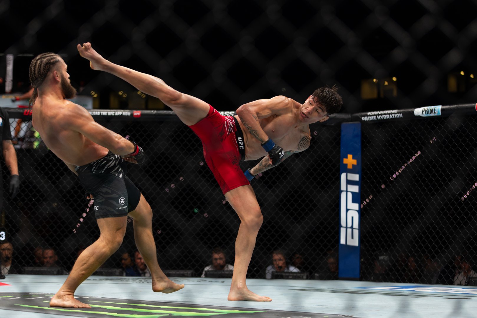 UFC Fight Night: Боец из Азербайджана Рафаэль Физиев стал победителем основного карда в легком весе (ФОТО)