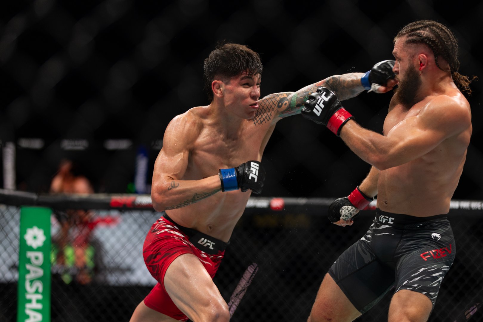 UFC Fight Night: Боец из Азербайджана Рафаэль Физиев стал победителем основного карда в легком весе (ФОТО)