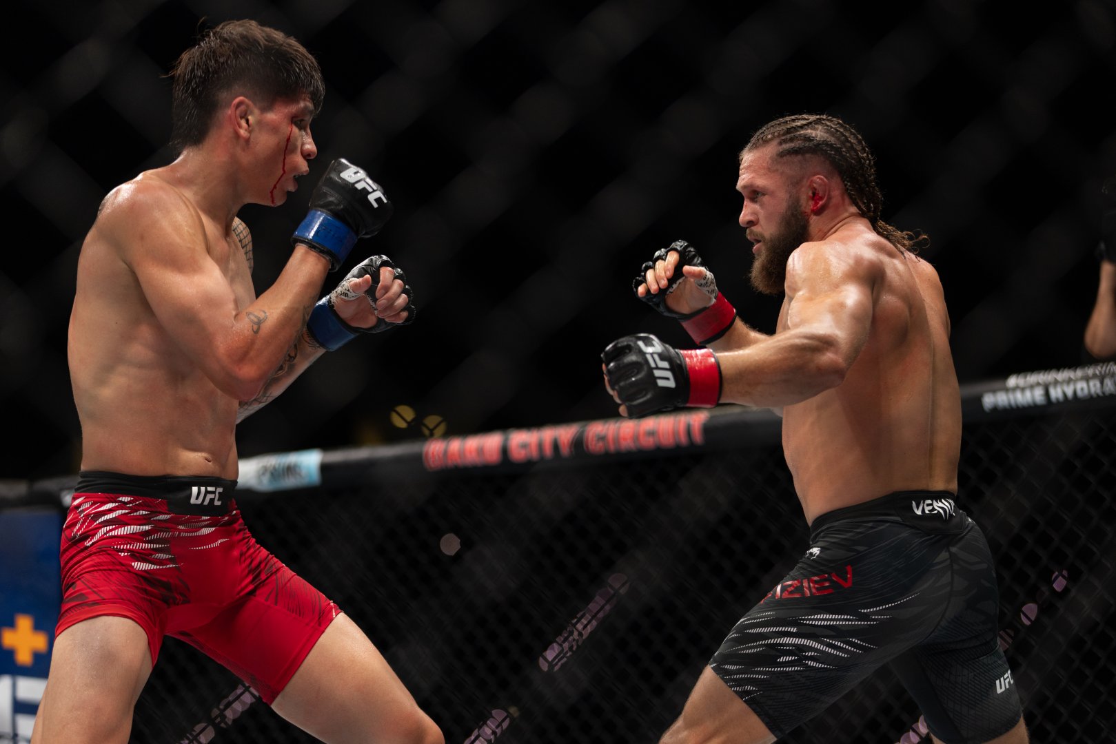 UFC Fight Night: Боец из Азербайджана Рафаэль Физиев стал победителем основного карда в легком весе (ФОТО)