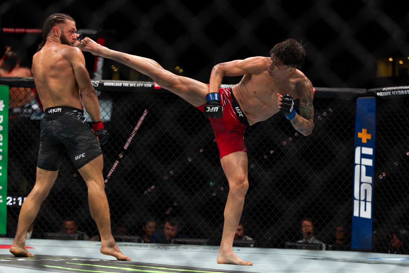 UFC Fight Night: Боец из Азербайджана Рафаэль Физиев стал победителем основного карда в легком весе (ФОТО)