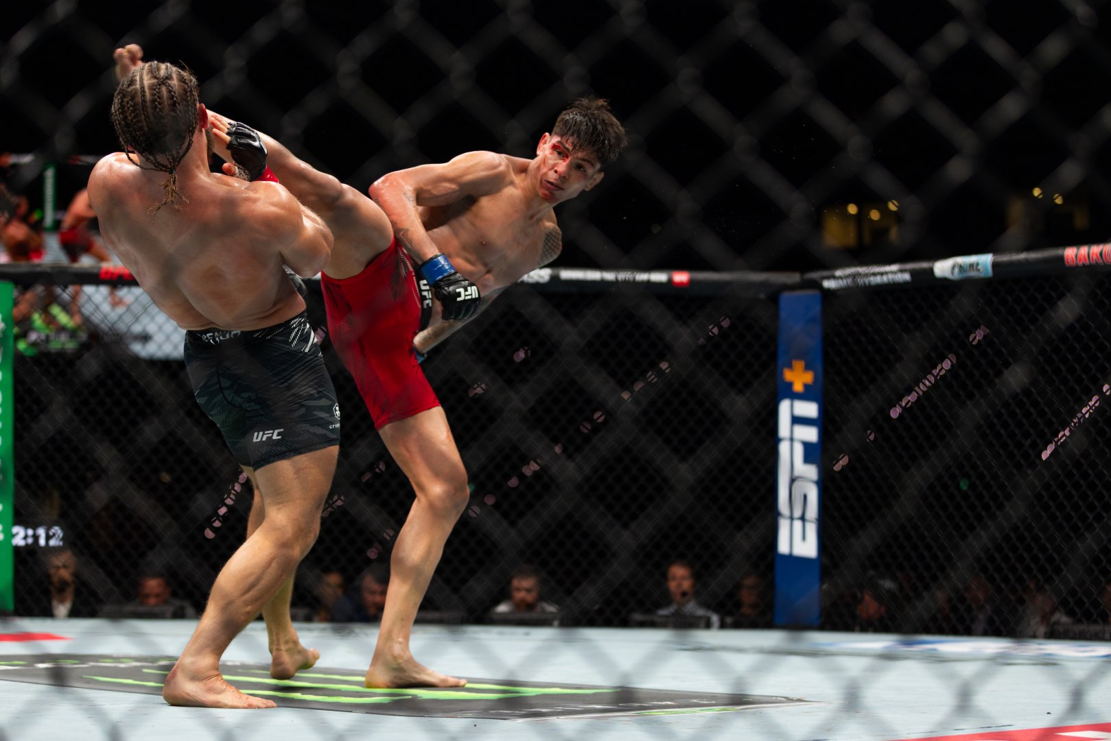 UFC Fight Night: Боец из Азербайджана Рафаэль Физиев стал победителем основного карда в легком весе (ФОТО)