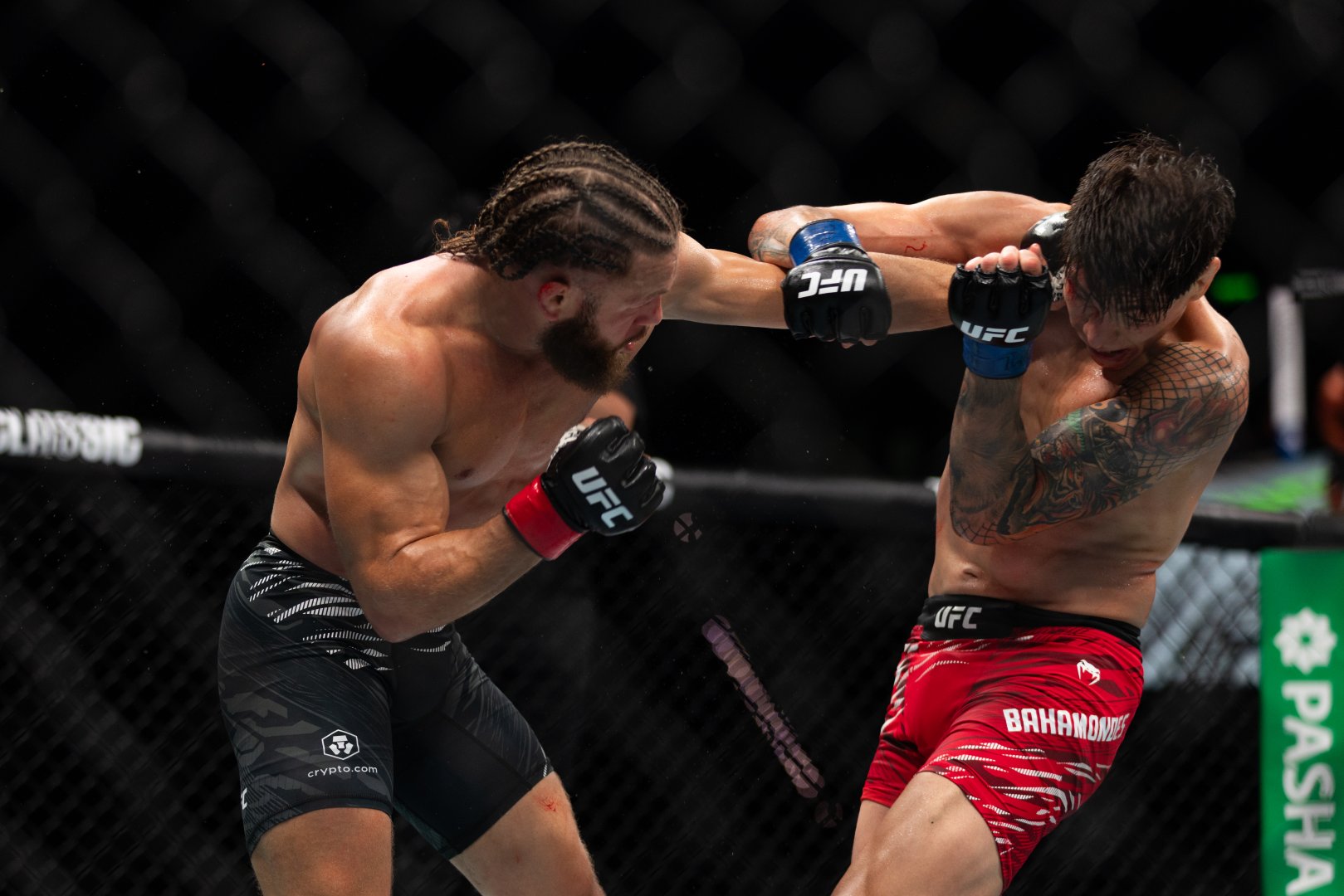 UFC Fight Night: Боец из Азербайджана Рафаэль Физиев стал победителем основного карда в легком весе (ФОТО)