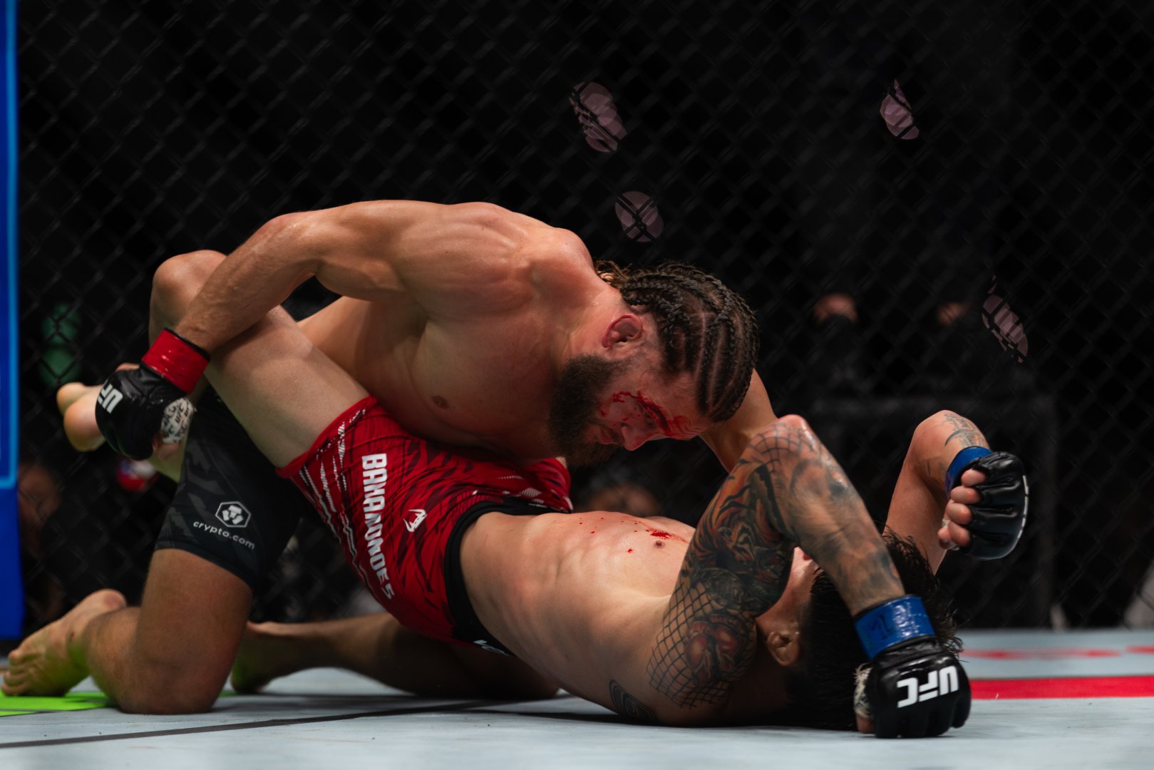 UFC Fight Night: Боец из Азербайджана Рафаэль Физиев стал победителем основного карда в легком весе (ФОТО)