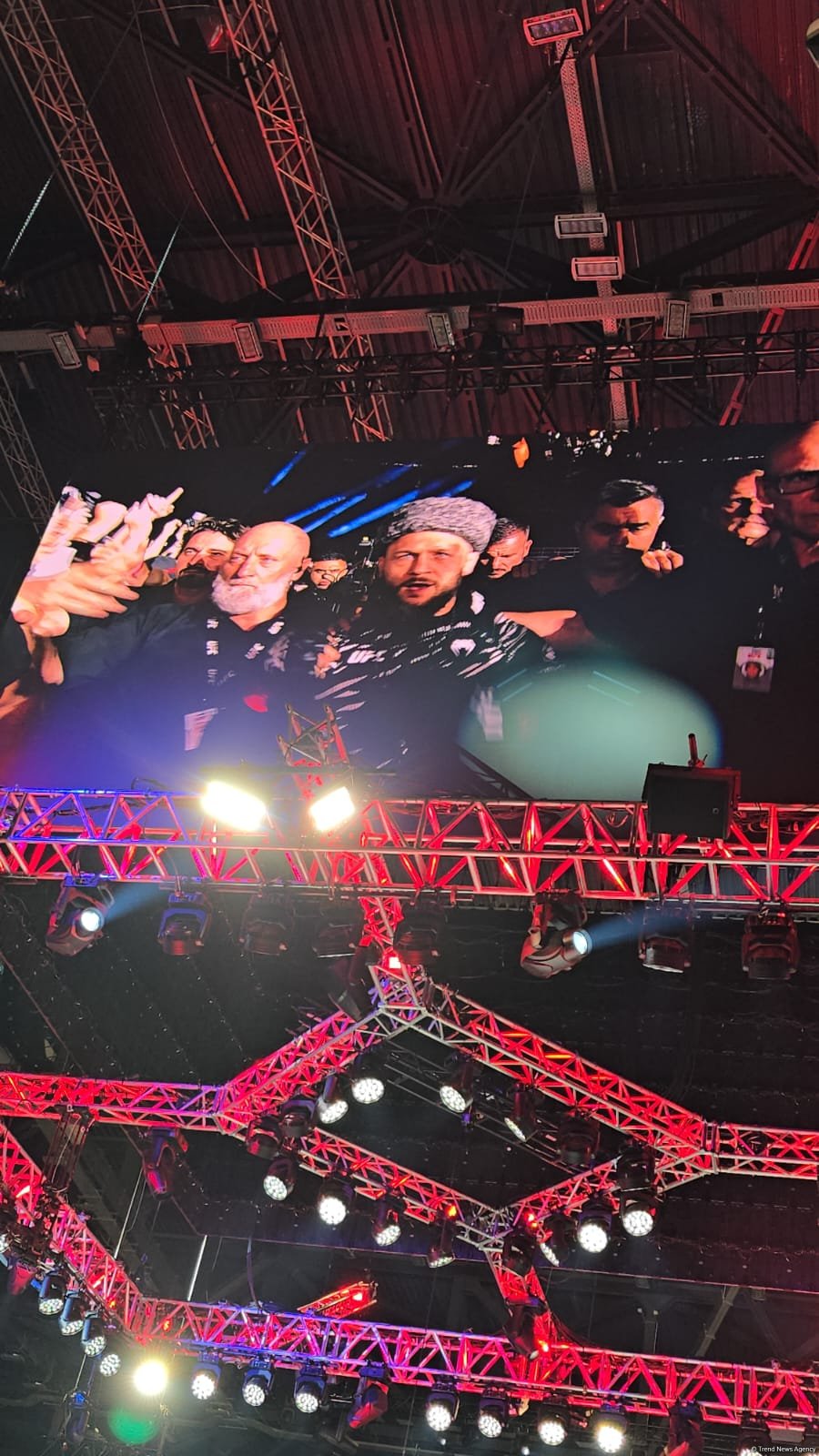 UFC Fight Night: Боец из Азербайджана Рафаэль Физиев стал победителем основного карда в легком весе (ФОТО)