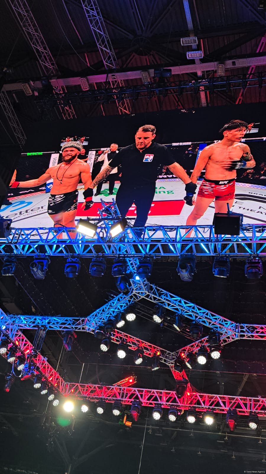 UFC Fight Night: Боец из Азербайджана Рафаэль Физиев стал победителем основного карда в легком весе (ФОТО)