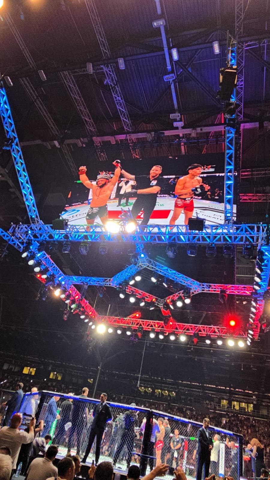 UFC Fight Night: Боец из Азербайджана Рафаэль Физиев стал победителем основного карда в легком весе (ФОТО)