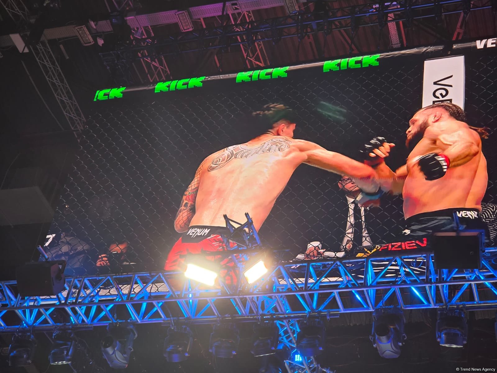 UFC Fight Night: Боец из Азербайджана Рафаэль Физиев стал победителем основного карда в легком весе (ФОТО)