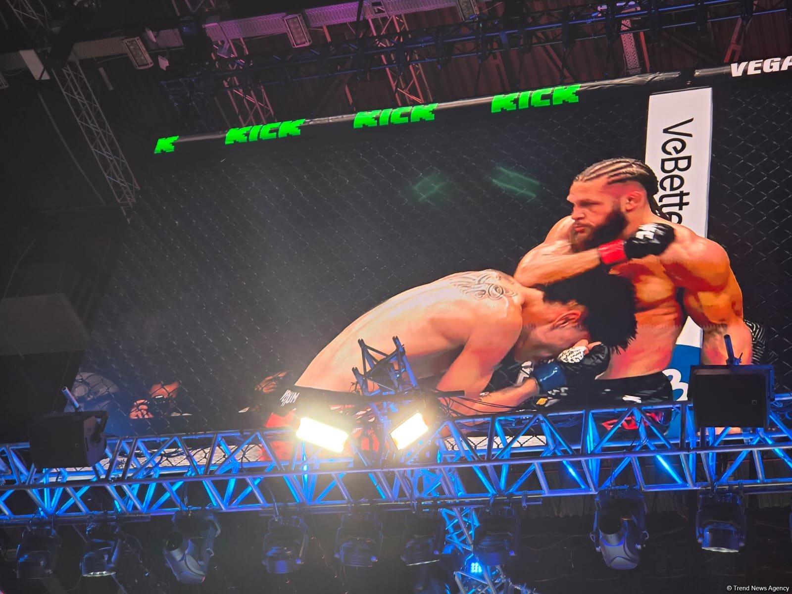 UFC Fight Night: Боец из Азербайджана Рафаэль Физиев стал победителем основного карда в легком весе (ФОТО)