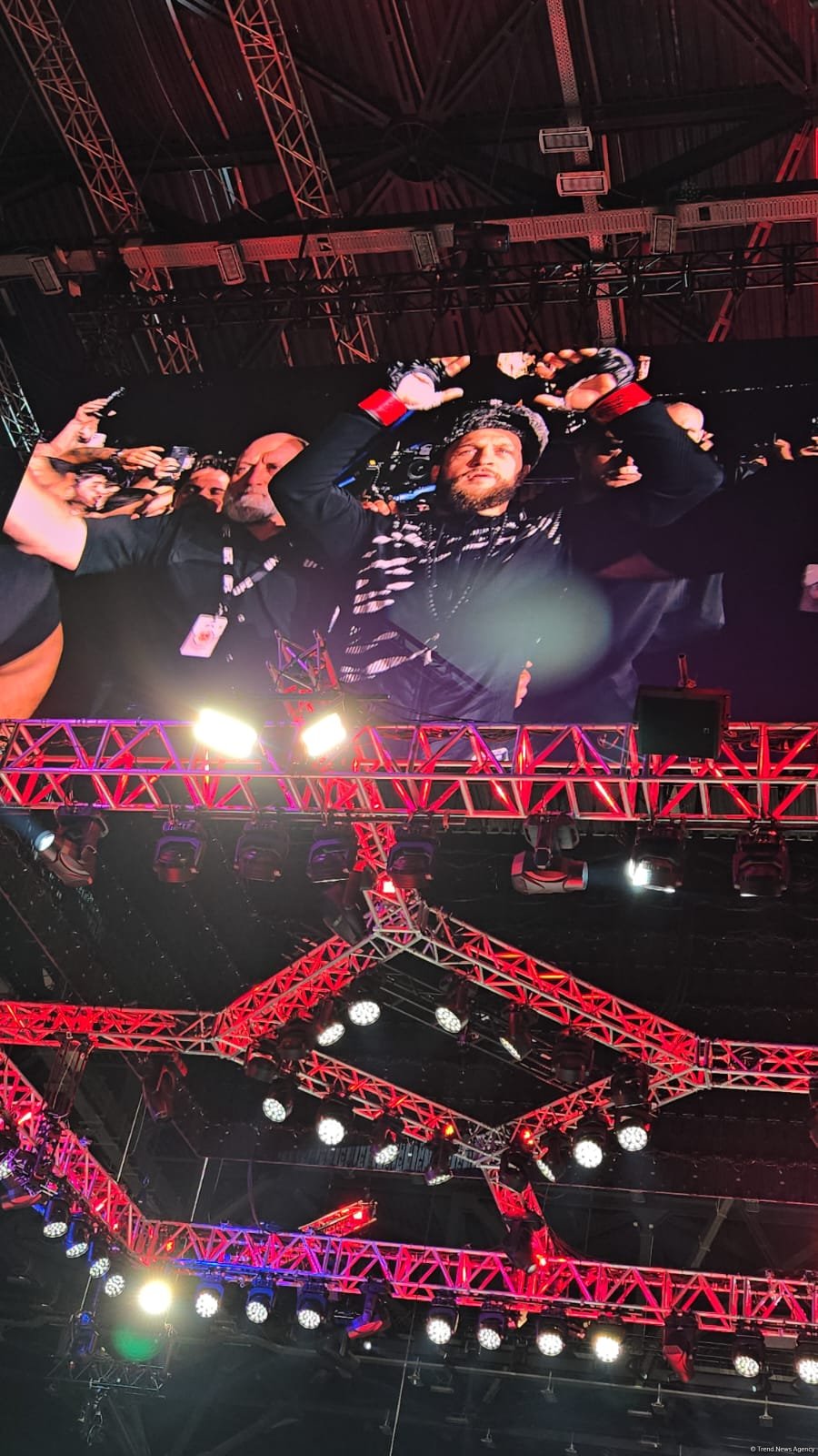 UFC Fight Night: Боец из Азербайджана Рафаэль Физиев стал победителем основного карда в легком весе (ФОТО)