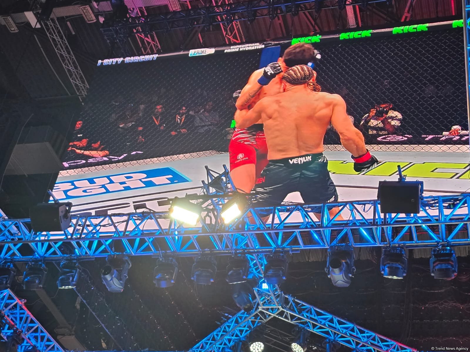 UFC Fight Night: Боец из Азербайджана Рафаэль Физиев стал победителем основного карда в легком весе (ФОТО)