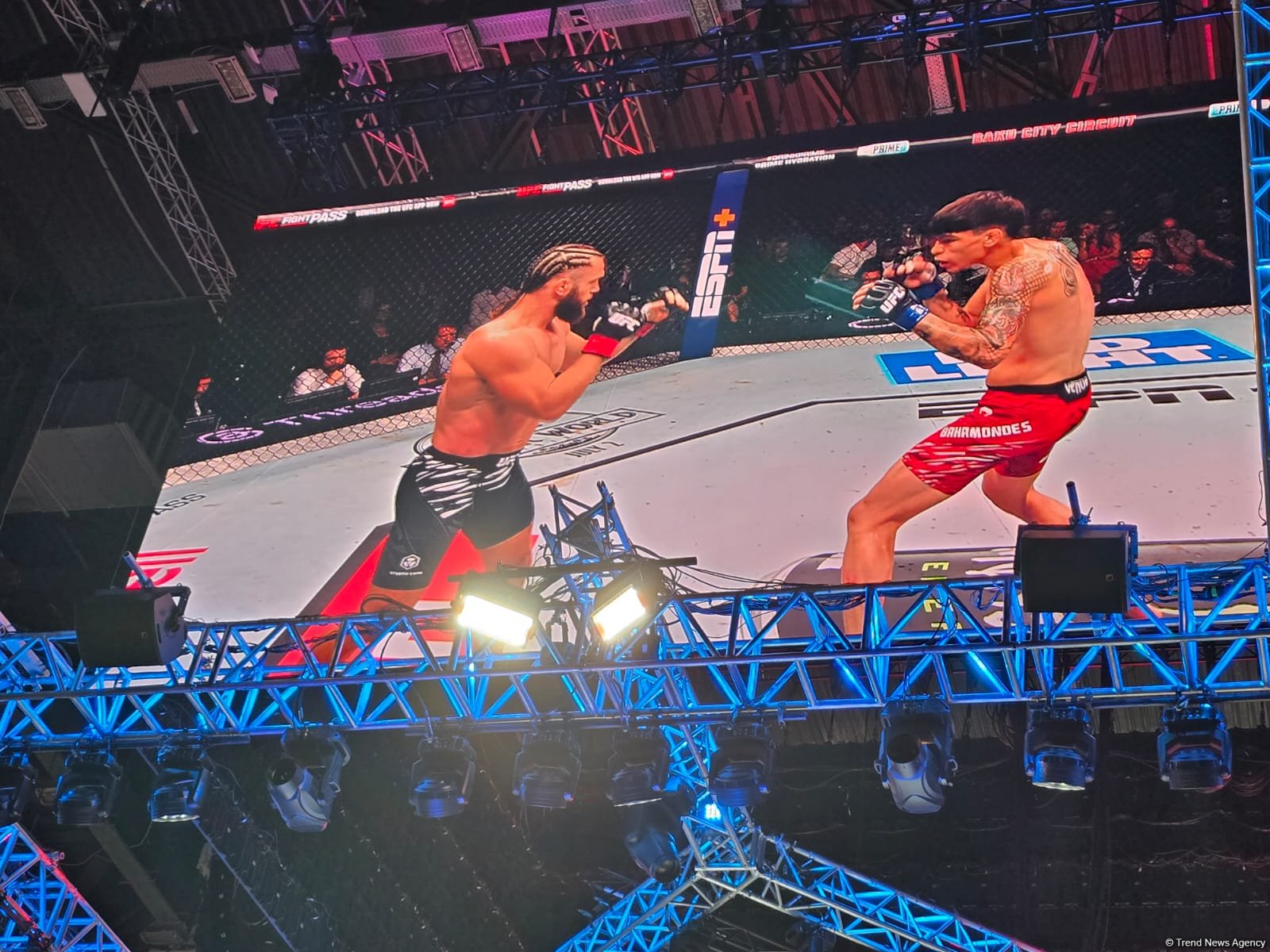 UFC Fight Night: Боец из Азербайджана Рафаэль Физиев стал победителем основного карда в легком весе (ФОТО)