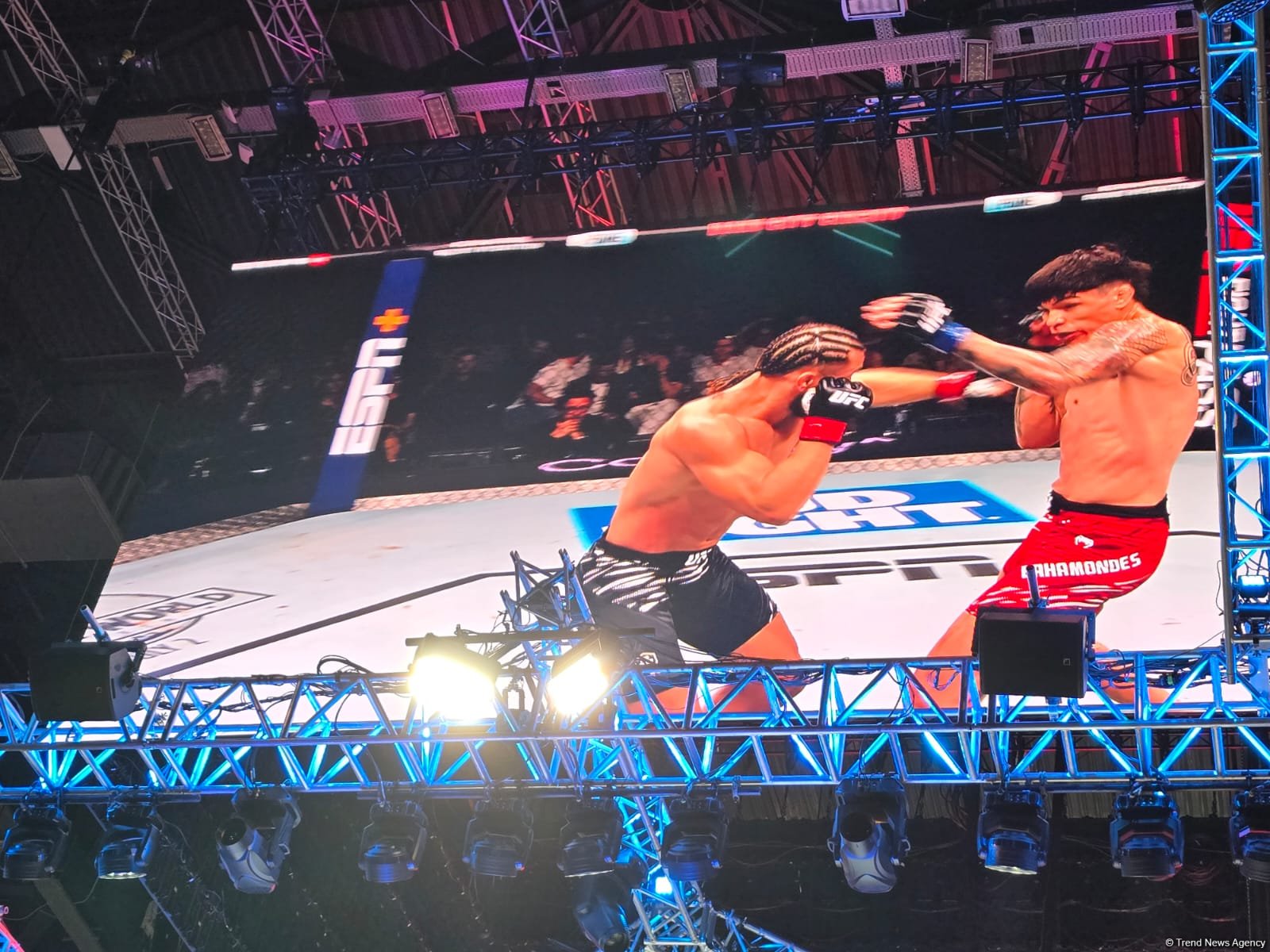 UFC Fight Night: Боец из Азербайджана Рафаэль Физиев стал победителем основного карда в легком весе (ФОТО)