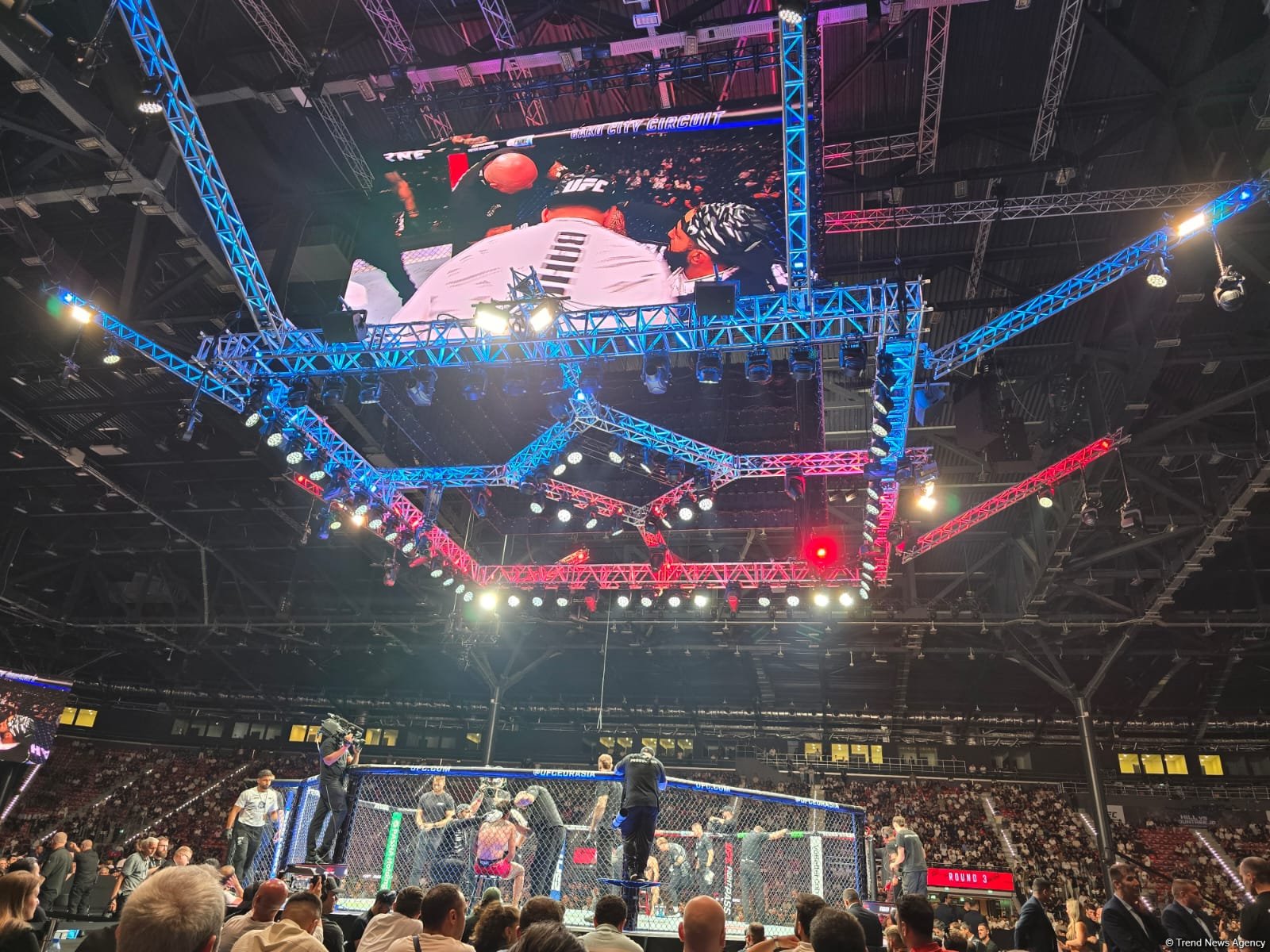 UFC Fight Night: Боец из Азербайджана Рафаэль Физиев стал победителем основного карда в легком весе (ФОТО)