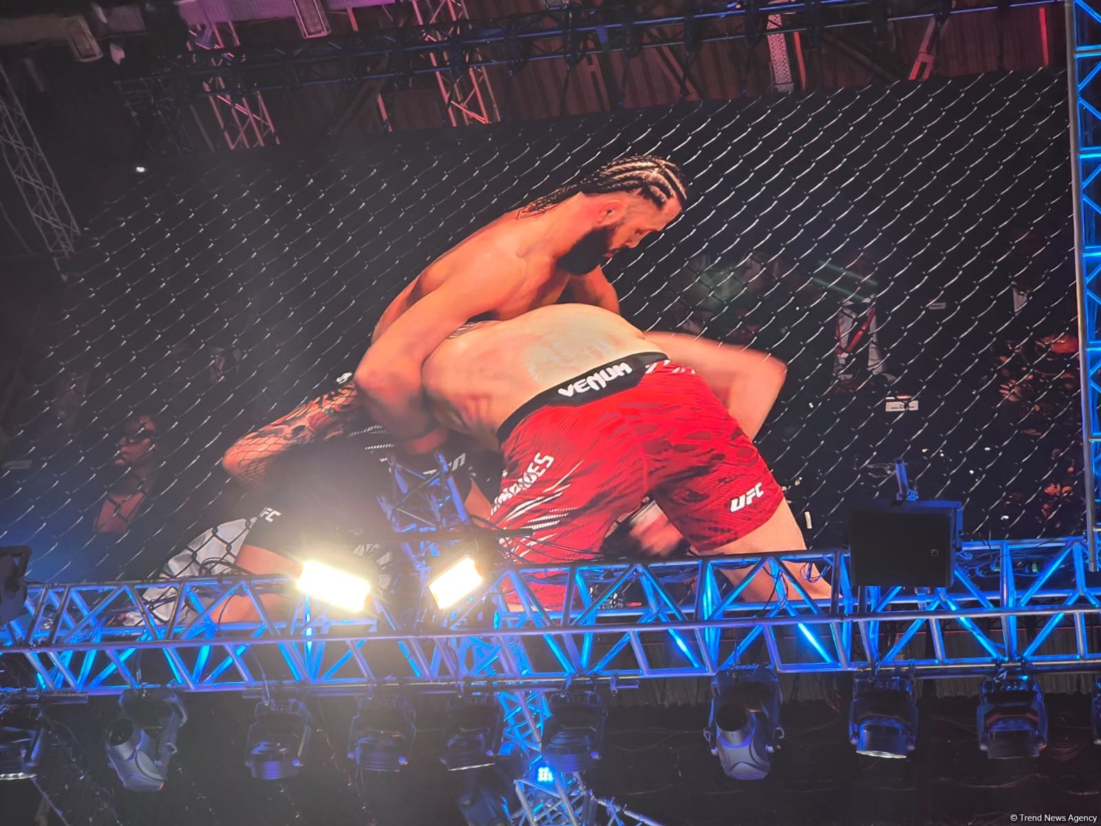 UFC Fight Night: Боец из Азербайджана Рафаэль Физиев стал победителем основного карда в легком весе (ФОТО)