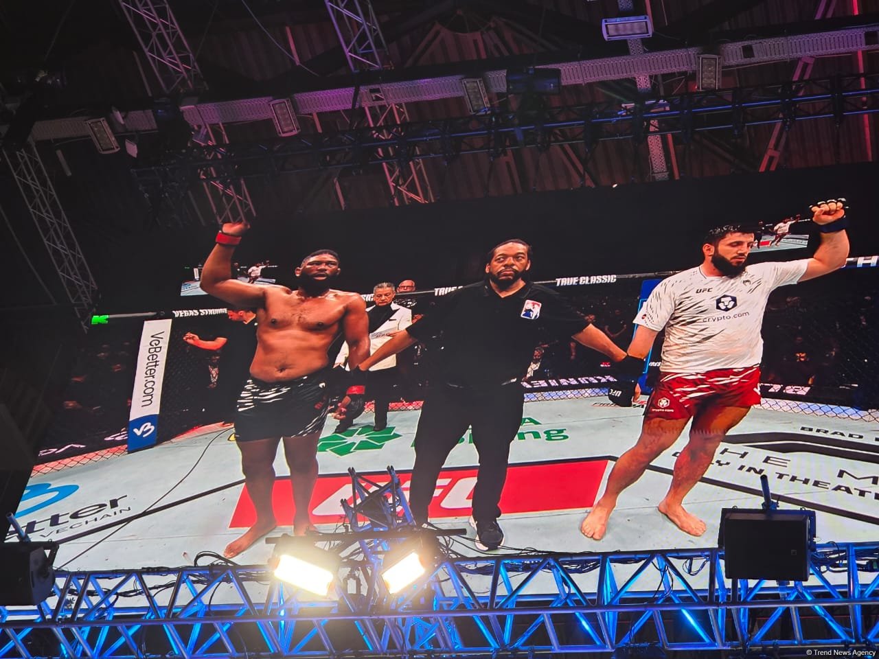 UFC Fight Night: Определился победитель основного карда в тяжелом весе между бойцами США и России (ФОТО)