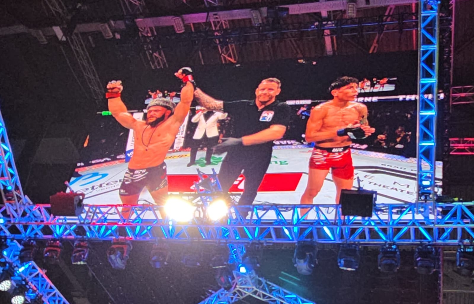 UFC Fight Night: Боец из Азербайджана Рафаэль Физиев стал победителем основного карда в легком весе (ФОТО)