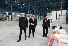 Президент Ильхам Алиев принял участие в открытии предприятия по производству строительных материалов в Геранбое (ФОТО)