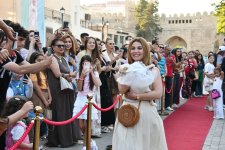 В старинной части Баку прошло дефиле с участием домашних животных (ФОТО)