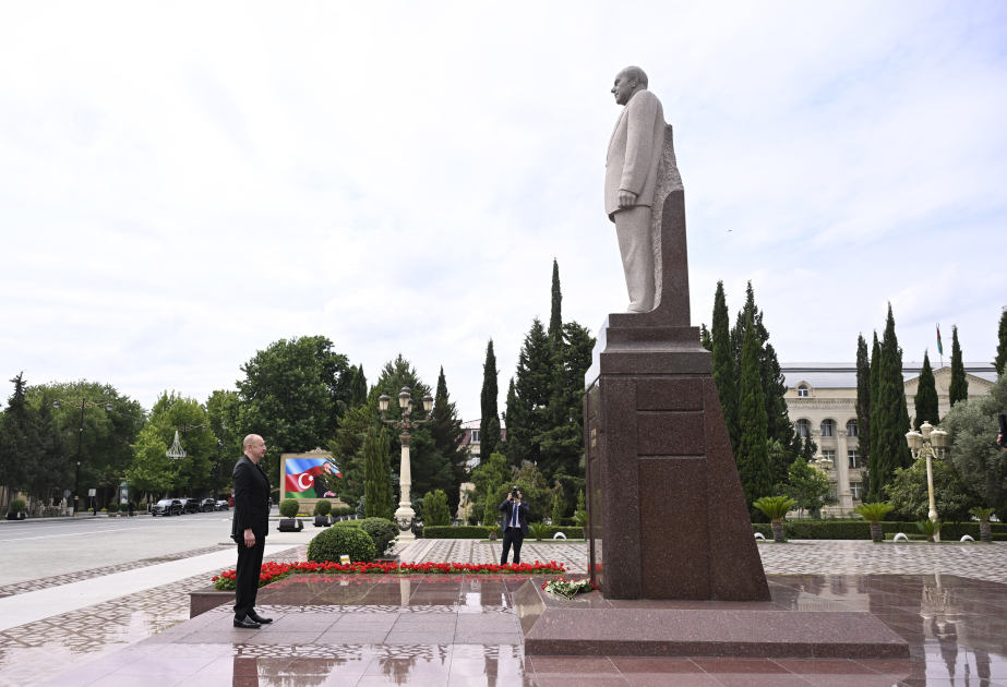 Президент Ильхам Алиев посетил памятник общенациональному лидеру Гейдару Алиеву в Евлахе (ВИДЕО)