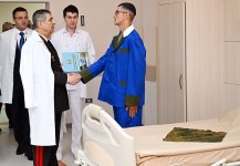 В День Вооруженных сил Азербайджана руководство Минобороны посетило госпиталь (ФОТО)
