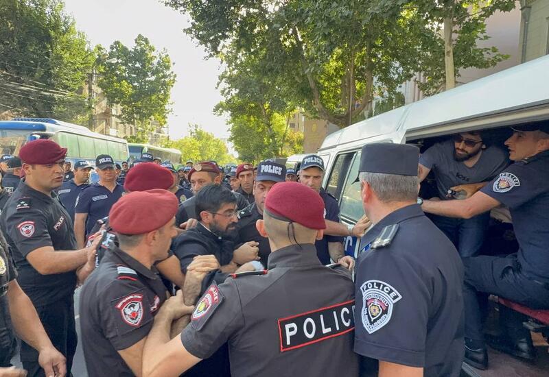 В Армении полиция задержала сторонников архиепископа (ВИДЕО)