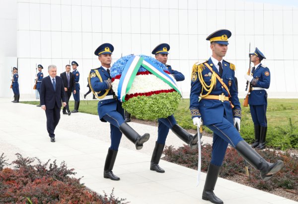 Президент Узбекистана Шавкат Мирзиёев посетил Парк Победы в Баку (ФОТО)