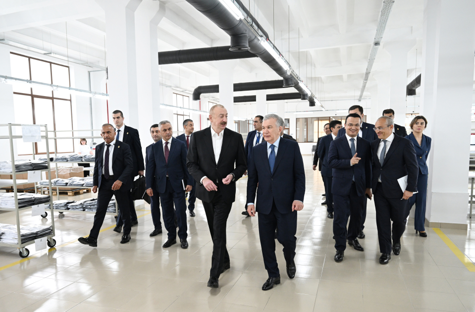 Президент Ильхам Алиев и Президент Шавкат Мирзиёев ознакомились с деятельностью швейной фабрики Businesstex JV в Ханкенди (ФОТО/ВИДЕО)