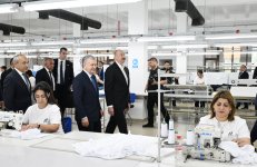 Президент Ильхам Алиев и Президент Шавкат Мирзиёев ознакомились с деятельностью швейной фабрики Businesstex JV в Ханкенди (ФОТО/ВИДЕО)