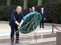 Президент Узбекистана почтил память великого лидера Гейдара Алиева на Аллее почетного захоронения (ФОТО)