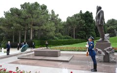 Президент Узбекистана почтил память великого лидера Гейдара Алиева на Аллее почетного захоронения (ФОТО)
