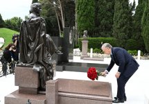 Президент Узбекистана почтил память великого лидера Гейдара Алиева на Аллее почетного захоронения (ФОТО)