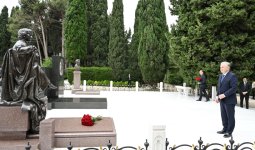 Президент Узбекистана почтил память великого лидера Гейдара Алиева на Аллее почетного захоронения (ФОТО)