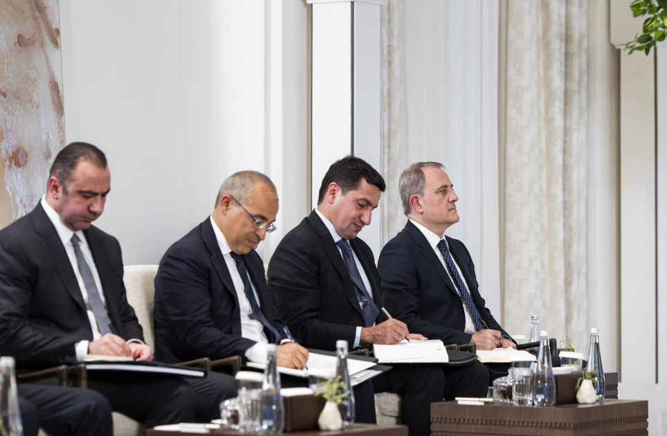 President Ilham Aliyev meets with President of United Arab Emirates in Abu Dhabi (PHOTO)