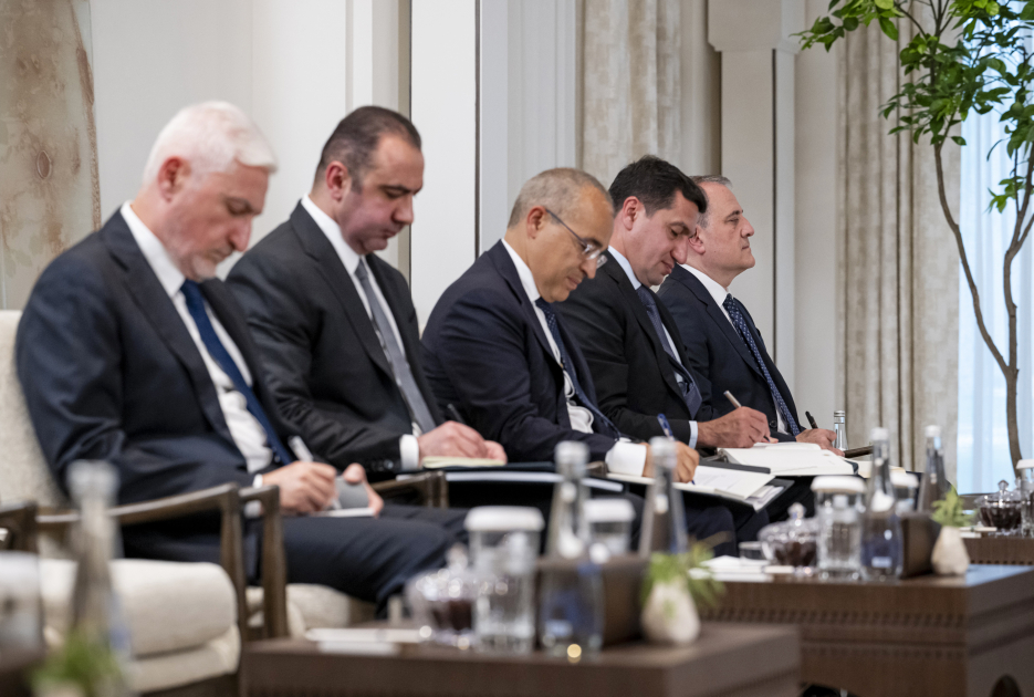 President Ilham Aliyev meets with President of United Arab Emirates in Abu Dhabi (PHOTO)