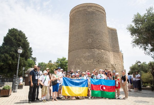 Ukrainian children explore Azerbaijan's Baku on special sightseeing tour (PHOTO)