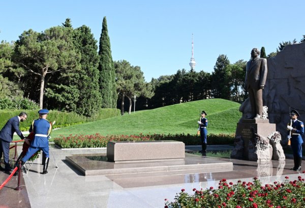 Transitional President of Syria visits tomb of National Leader Heydar Aliyev (PHOTO)