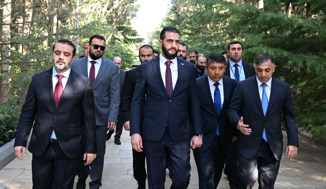 Transitional President of Syria visits tomb of National Leader Heydar Aliyev (PHOTO)