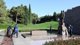 Transitional President of Syria visits tomb of National Leader Heydar Aliyev (PHOTO)