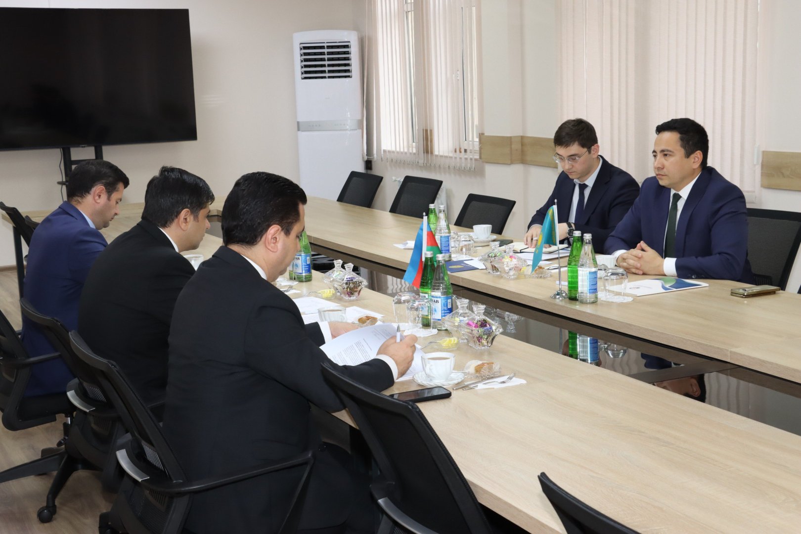 Kazakh ambassador discusses media’s role in bilateral ties with Azerbaijani Audiovisual Council head (PHOTO)