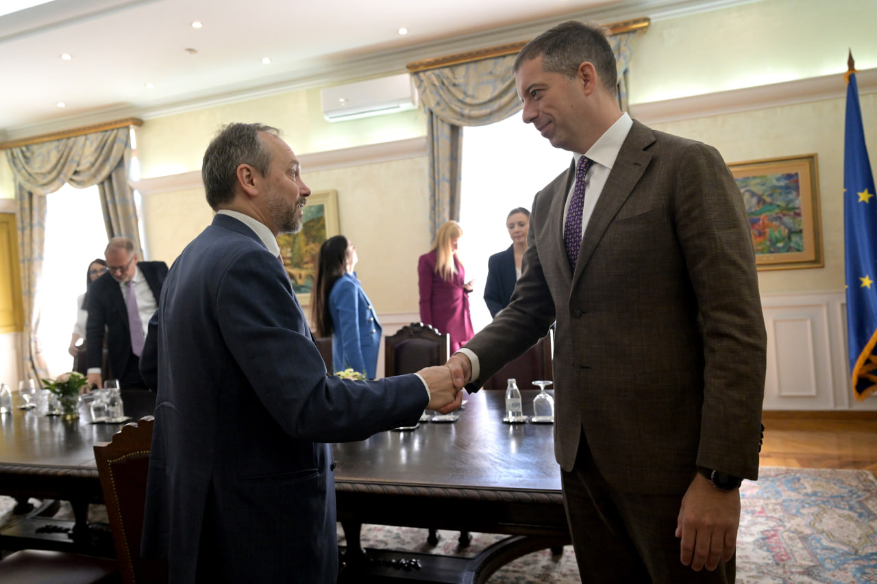 Serbia reaffirms peaceful approach in farewell talks with EU envoy (PHOTO)