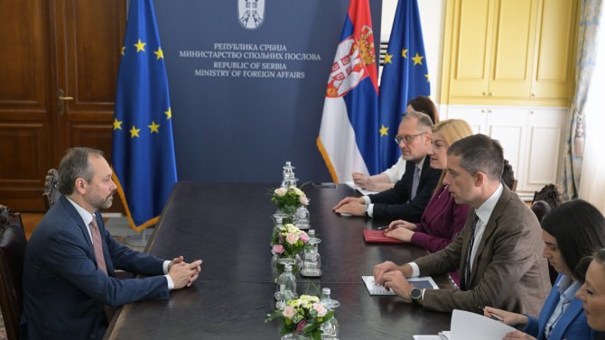 Serbia reaffirms peaceful approach in farewell talks with EU envoy (PHOTO)