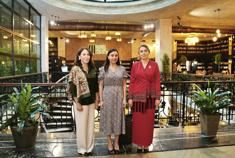 Daughter of Chairman of Halk Maslahaty of Turkmenistan, visits Baku Book Center (PHOTO)
