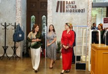 Daughter of Chairman of Halk Maslahaty of Turkmenistan, visits Baku Book Center (PHOTO)