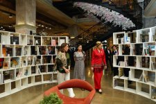 Daughter of Chairman of Halk Maslahaty of Turkmenistan, visits Baku Book Center (PHOTO)