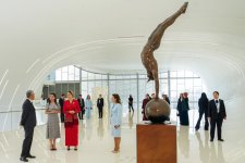 Daughter of Chairman of Halk Maslahaty of Turkmenistan visits Heydar Aliyev Center (PHOTO)