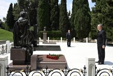 Chairman of Halk Maslahaty of Turkmenistan pays tribute to National Leader Heydar Aliyev (PHOTO)