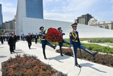 Chairman of Halk Maslahaty of Turkmenistan visits Victory Park in Azerbaijan's Baku (PHOTO)