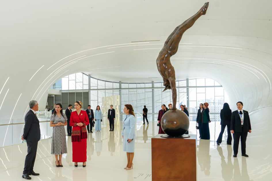Daughter of Chairman of Halk Maslahaty of Turkmenistan visits Heydar Aliyev Center (PHOTO)