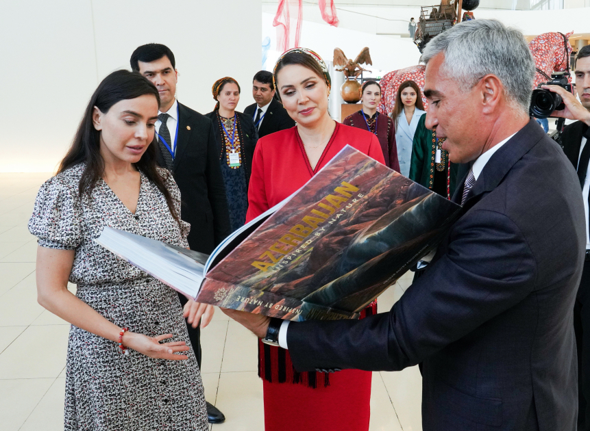 Daughter of Chairman of Halk Maslahaty of Turkmenistan visits Heydar Aliyev Center (PHOTO)