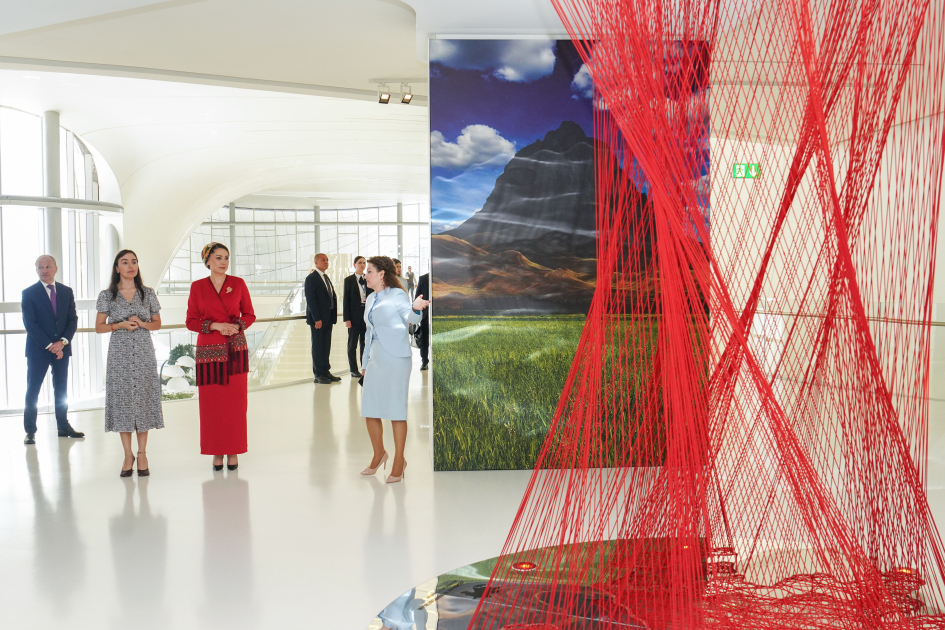 Daughter of Chairman of Halk Maslahaty of Turkmenistan visits Heydar Aliyev Center (PHOTO)